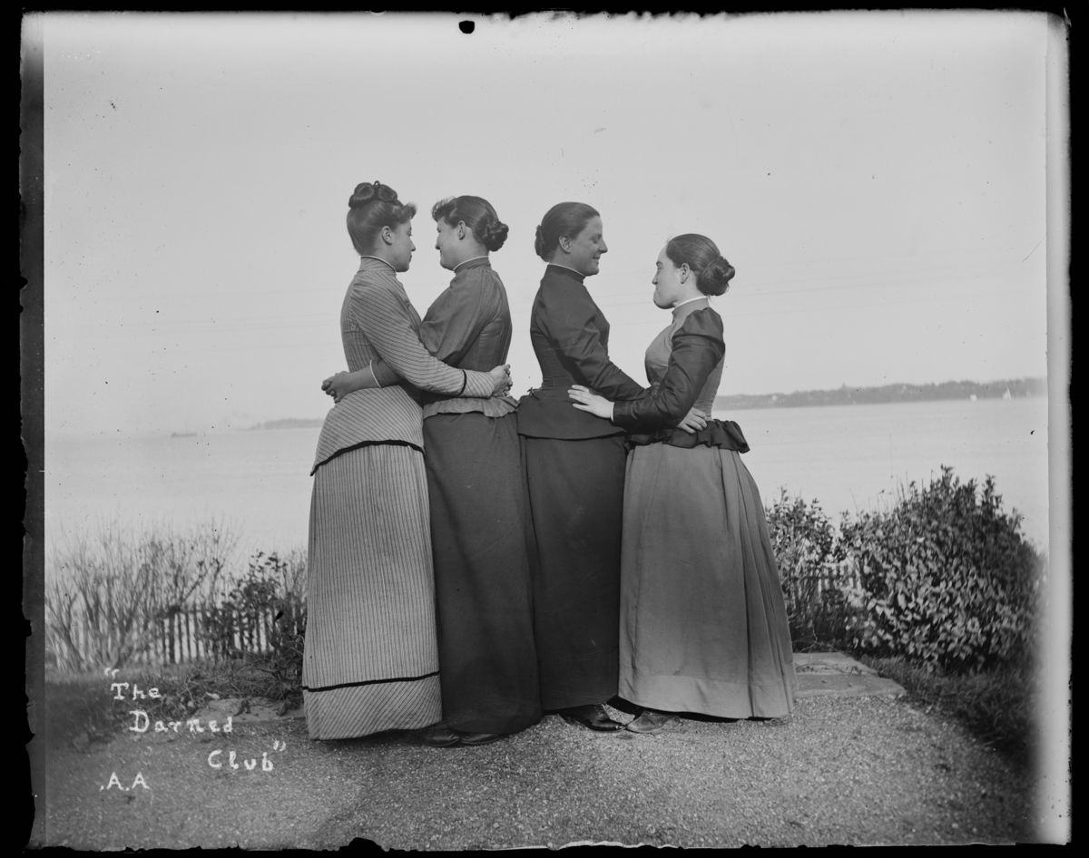 Alice Austin, Darned Club, 1891.godine, Kolekcija fotografija Alice Austen. Donirano od Staten Island istorijskog društva.